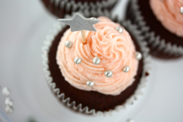 Chocolate Cupcakes with Rose Water Frosting – Chokladcupcakes med Rosenvatten Frosting
