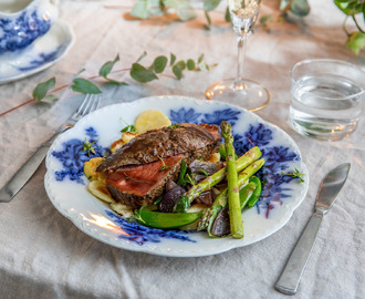 Timjanstekt ryggbiff med potatisgratäng, krämig balsamicosås och örtiga grönsaker