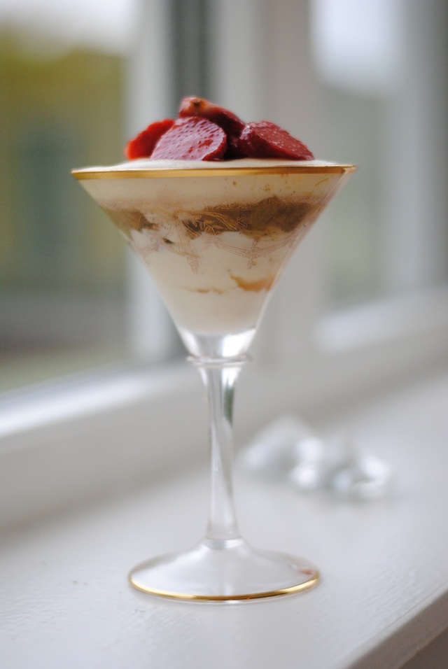 Rabarber och jordgubbs dessert med vaniljmousse