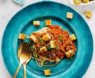 Spaghetti pomodoro med linser och persiljekrutonger