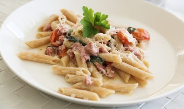 Krämig pasta med salsiccia och spenat