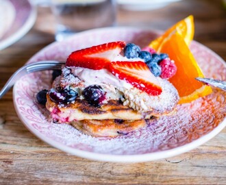 Guldkant, pannkakor och jordgubbar