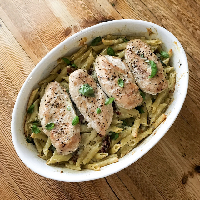 Kyckling med pastagratäng – Recept på enkel middag