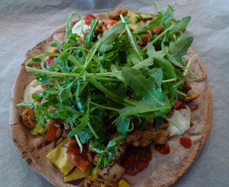 supersmarrig "öppen" burrito med kyckling, mozzarella och en massa annat gott