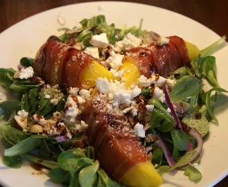 Fetaost sallad med parmalindad mango, kokos och rostade hasselnötter