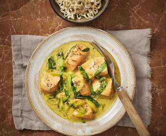 Laxcurry med pak choi och nudlar