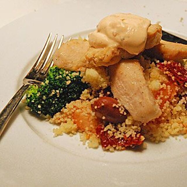 Couscous med vitlöksstekt kyckling