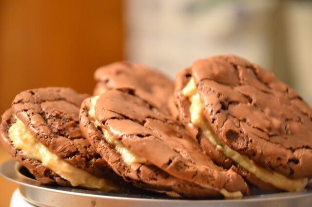 Brownie cookies med jordnötssmörsfyllning