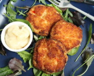 Heta krabbkakor – deviled crab cakes som amerikansk förrätt.