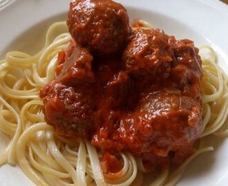 Vegetariska köttbullar med krämig tomatssås och pasta