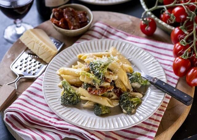 Pasta med broccoli, soltorkade tomater och parmesan