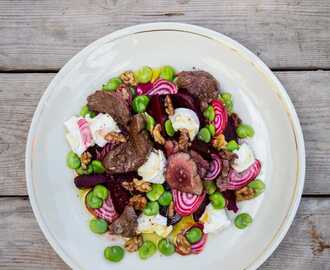 Sallad på bondbönor, betor och getost samt oxfilé