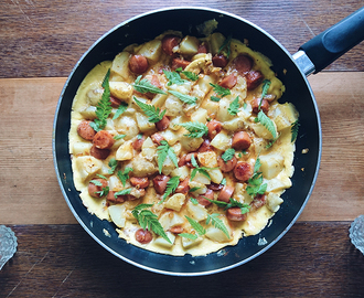 Omelette med prinskorv och färskpotatis