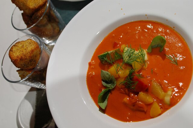 Tomatsoppa med ton av saffran & hummer serverad med sauterade grönsaker och rosmarinkrutonger