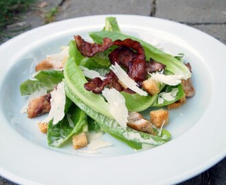 Caesarsallad med bacon och kyckling