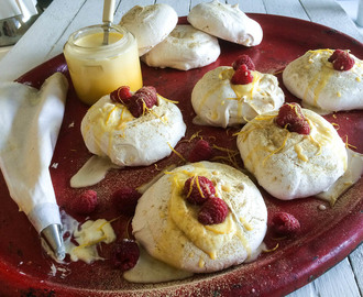 Pavlova med lakrits, lemoncurd & hallon