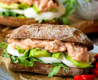 Ciabatta med tomatröra, avokado och mozzarella