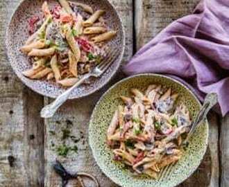 Superenkel pasta med paprika, champinjoner och crème fraiche