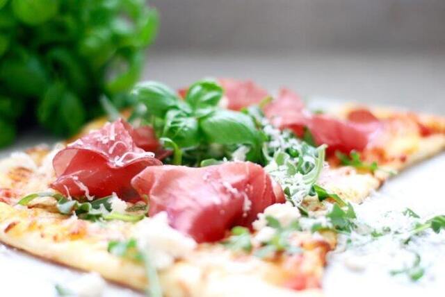 Bästa pizzan med bresaola, ruccola & fetaost | Catarina König