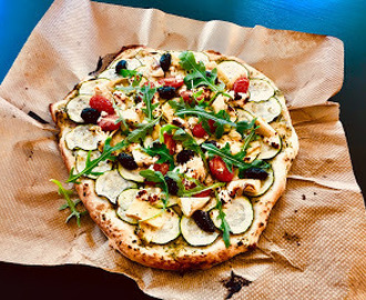 Vegetarisk pizza med zucchini och auberginesås