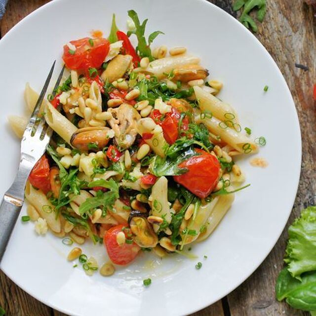 Havrepenne med tomat, rökta musslor och rostade pinjenötter