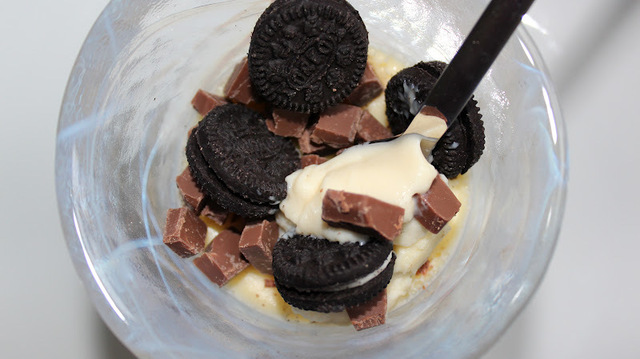 Vit chokladpannacotta med mini-Oreos