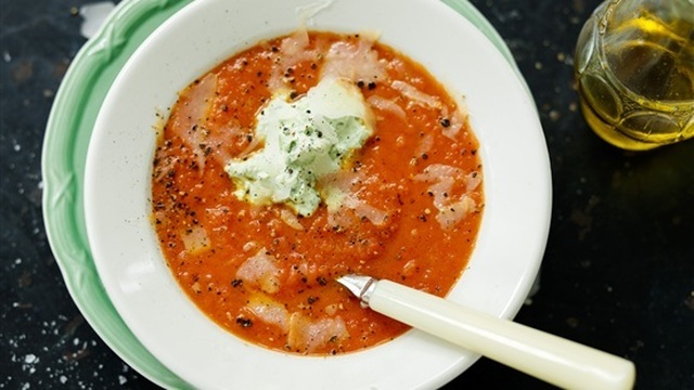 Tomatsoppa med ricotta- och örtkräm