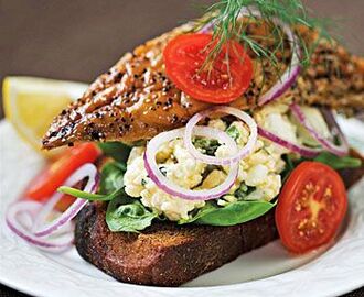 Pepparrökt makrill på rågbröd med äggröra, tomat och rödlök