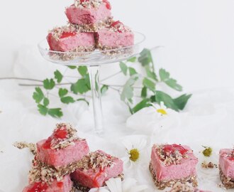 Raw Vegan Stawberry Ice Cream Bites w Hazelnut Crunch & Strawberry Sauce