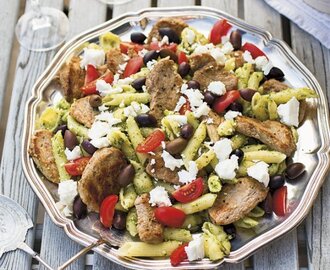 Pastasallad med grillad fläskfilé, pesto, fetaost och svarta oliver