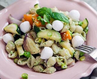 Pastasallad med pesto och mozzarella