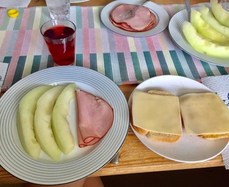 Melon och skinka med rostat bröd