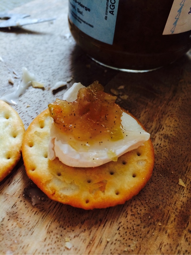 Rabarbermarmelad med rostade pinjenötter