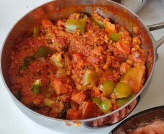 RECEPT: vegetarisk röd linsgryta med gula ärter, broccoli, grön paprika, kikärtor, gul lök, vitlök, persilja.