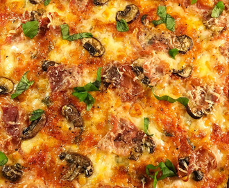 Pizzapaj Capricciosa med ost, champinjoner och prosciutto