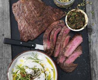 Flankstek med gremolata och hasselnötter och yoghurt med mozzarella, dill och chiligurka