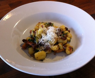 Gnocchi med kantareller och zucchini