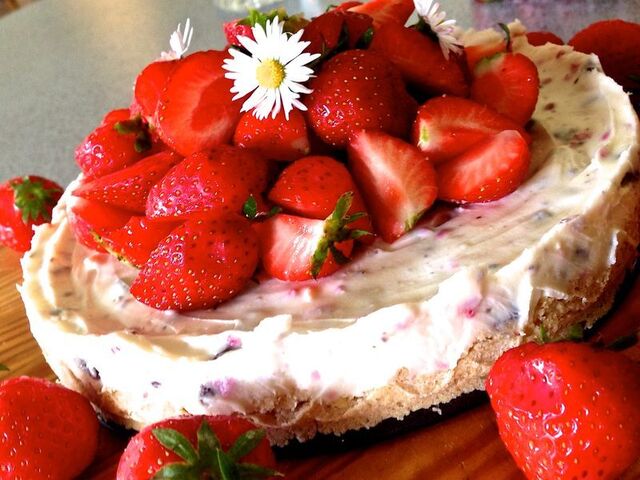 Morsdagstips: Frozen cheesecake med vit choklad och jordgubbar.
