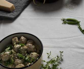 Lammfrikadeller i krämig sås med pasta och sockerärtor