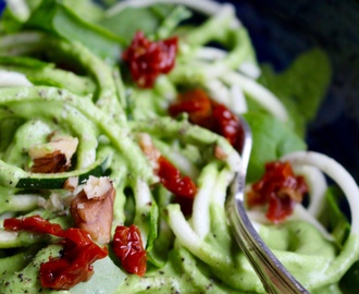 Zucchinipasta (zoodles) med ärtpesto & soltorkade tomater