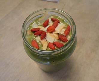 Recept: Grön smoothie med ruccola, gojibär och mandelsmör