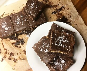 Nattas Snickers BrownieJordnötssmörfudge, chokladganache & seg brownie