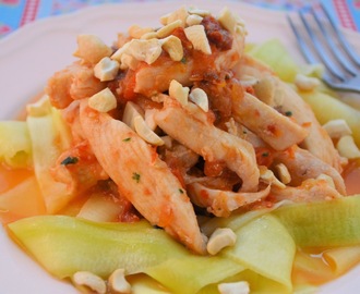 Basilikakyckling i Tomatsås med Citrontagliatelle på Zucchini