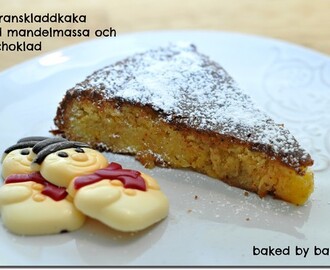 Saffranskladdkaka med mandelmassa och vit choklad