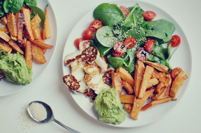 Sötpotatis med halloumi & guacamole