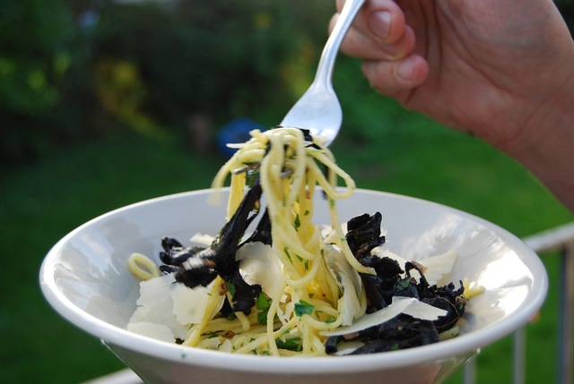 Färsk pasta med svart trumpetsvamp, persilja och parmesan