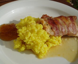 Baconlindad kyckling med curryrisotto
