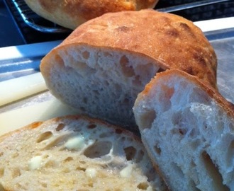 Nybakat bröd med manitoba cream mjöl.