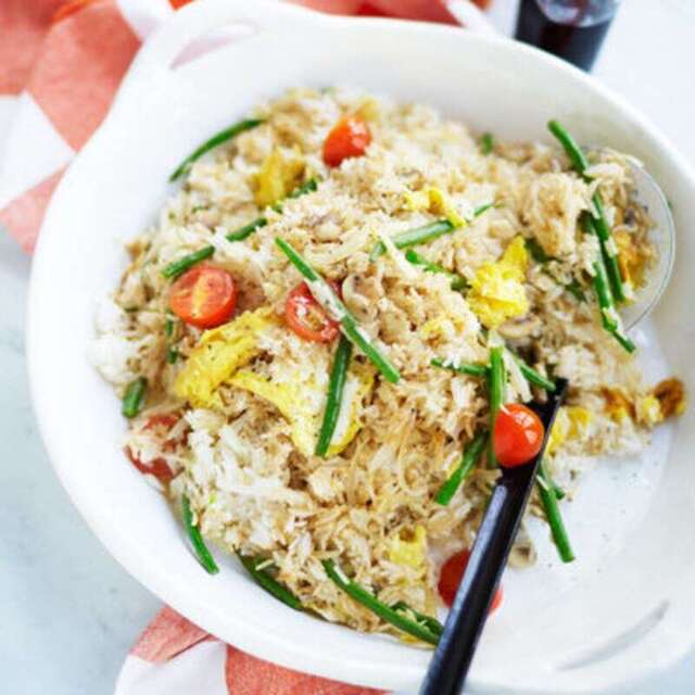 Fried rice med grönsaker och ägg