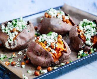 Bakad sötpotatis med fetaoströra och frästa kikärtor